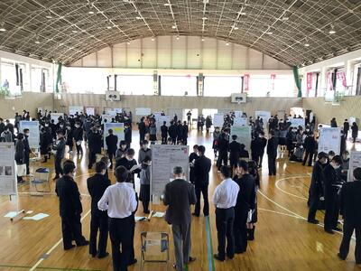 体育館で６０班がポスター発表を行った