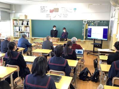 校則見直し案を発表する生徒と、それを聞く区長さんたち