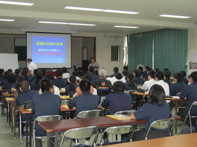 　「延岡は自然の宝庫」と生徒たちに熱いメッセージを送る高橋さん