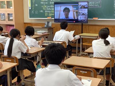 感染防止のためオンラインで延岡の歴史を語る増田さん