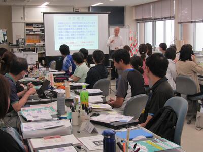 職員室で行われた「キャリア教育研修会」