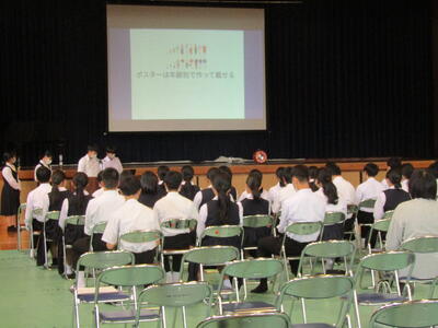 これまでの探究学習の成果を発表する生徒たち