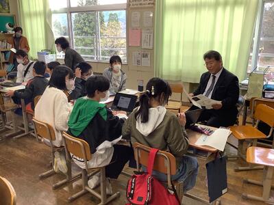 発表をした後、講師の方からコメントをもらい対話をする子供たち