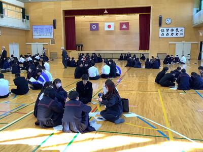 体育館で６人ずつに分かれて対話を開始