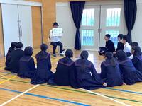 紙芝居講師の話を聞く生徒たち