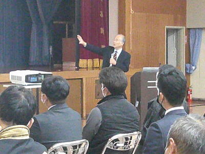 　ＰＴＡの保護者と先生方が熱心に聞いていただきました