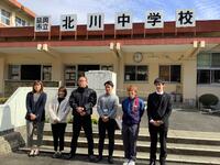 講話を終えた６人の若手社員たち　