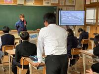 講話のあと質問する生徒に和やかに答える講師