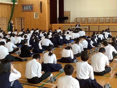 門田さんの話を、体育館で聞く生徒たち