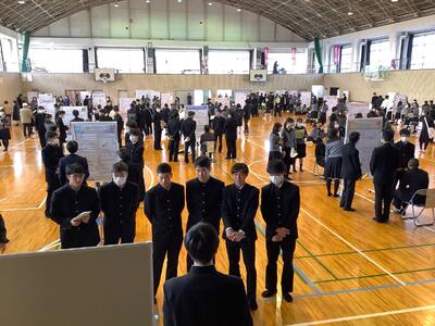 １年間の成果をポスターで発表する生徒たち