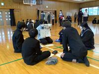 先輩の人生グラフを聞く生徒たち