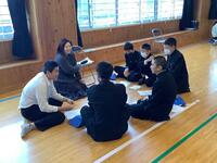 交流ブースで、先生と和やかに自由トークする生徒たち