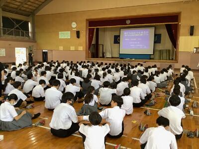 体育館で講話の開始を待つ生徒たち