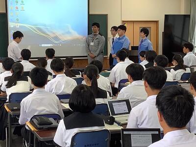 　メンターの方々に決意とお礼を述べる生徒代表