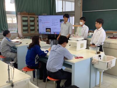 　メンターの方々からの質問や意見を真剣に聞く生徒たち