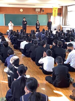 　４名の講師を紹介　